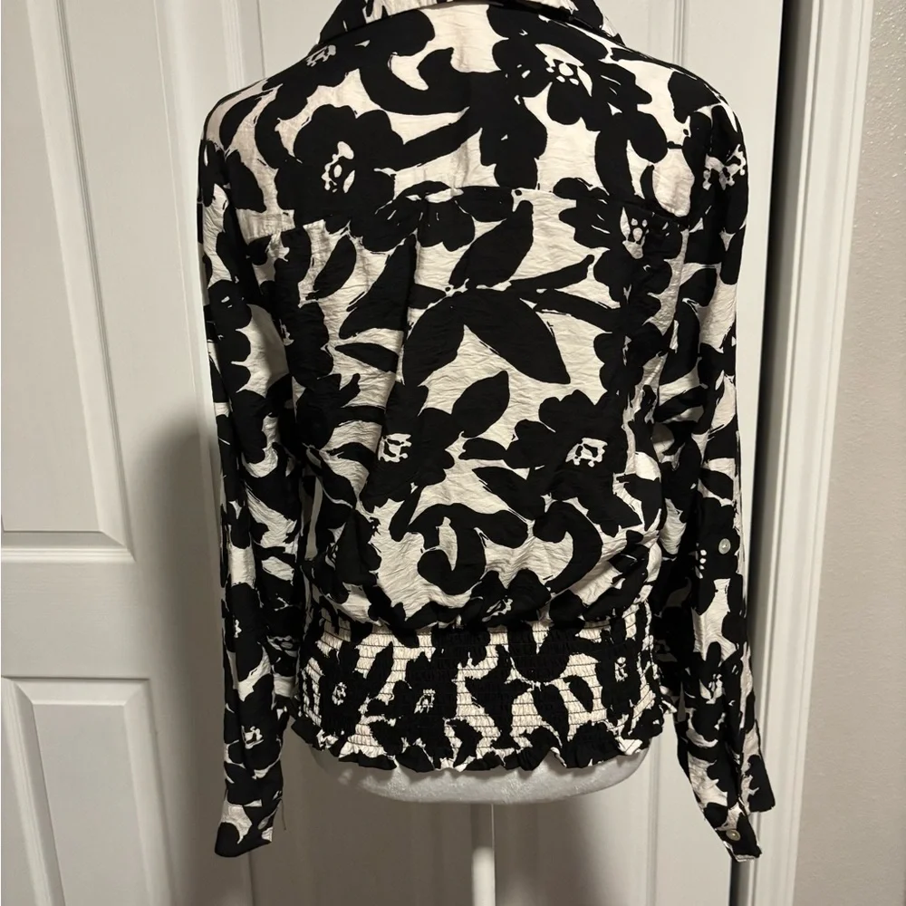Fig and Flower Black and Green Floral Blouse - Picture 5 of 8